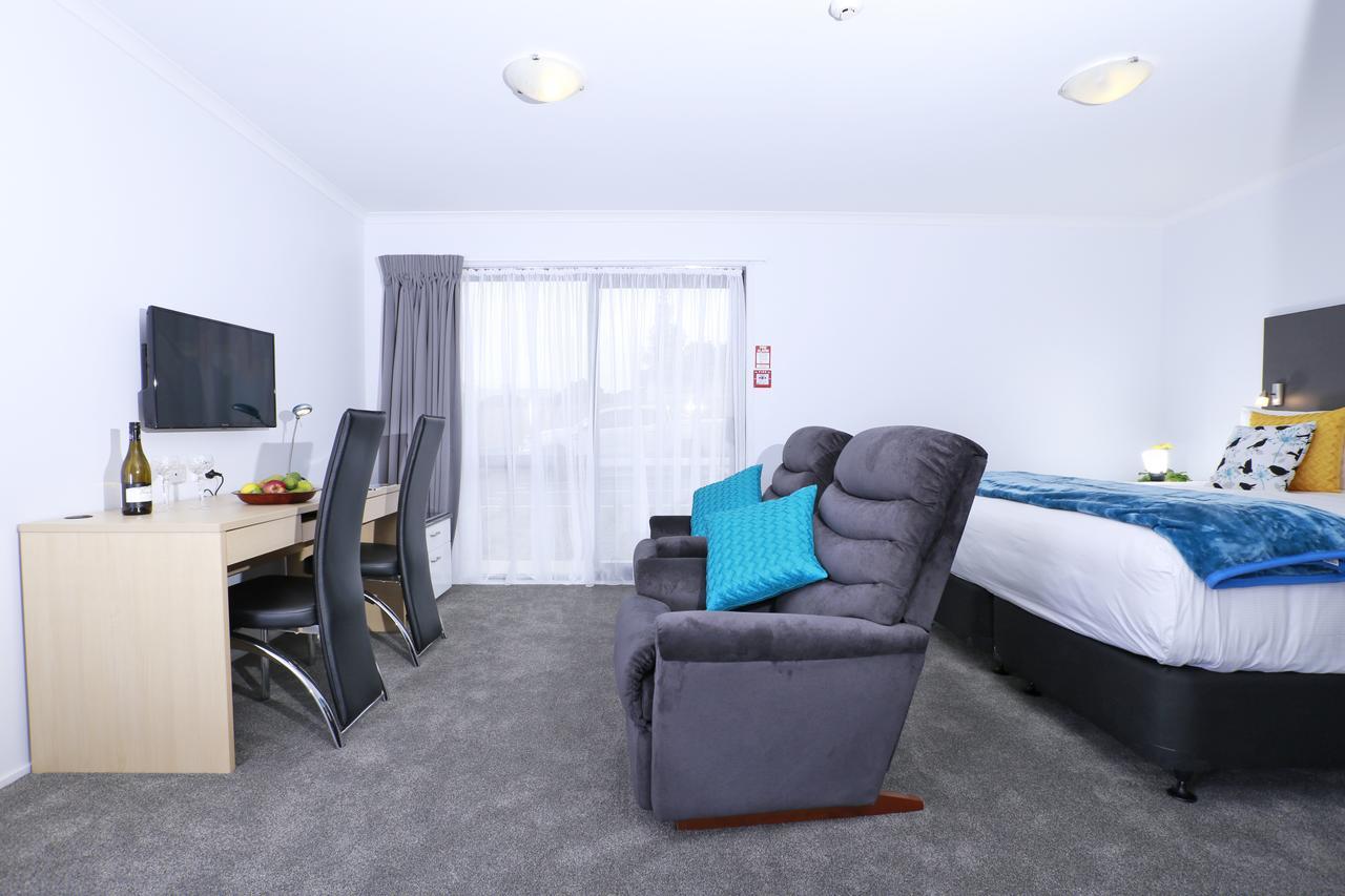 Bks Premier Motel Hamilton Exterior photo A typical studio apartment